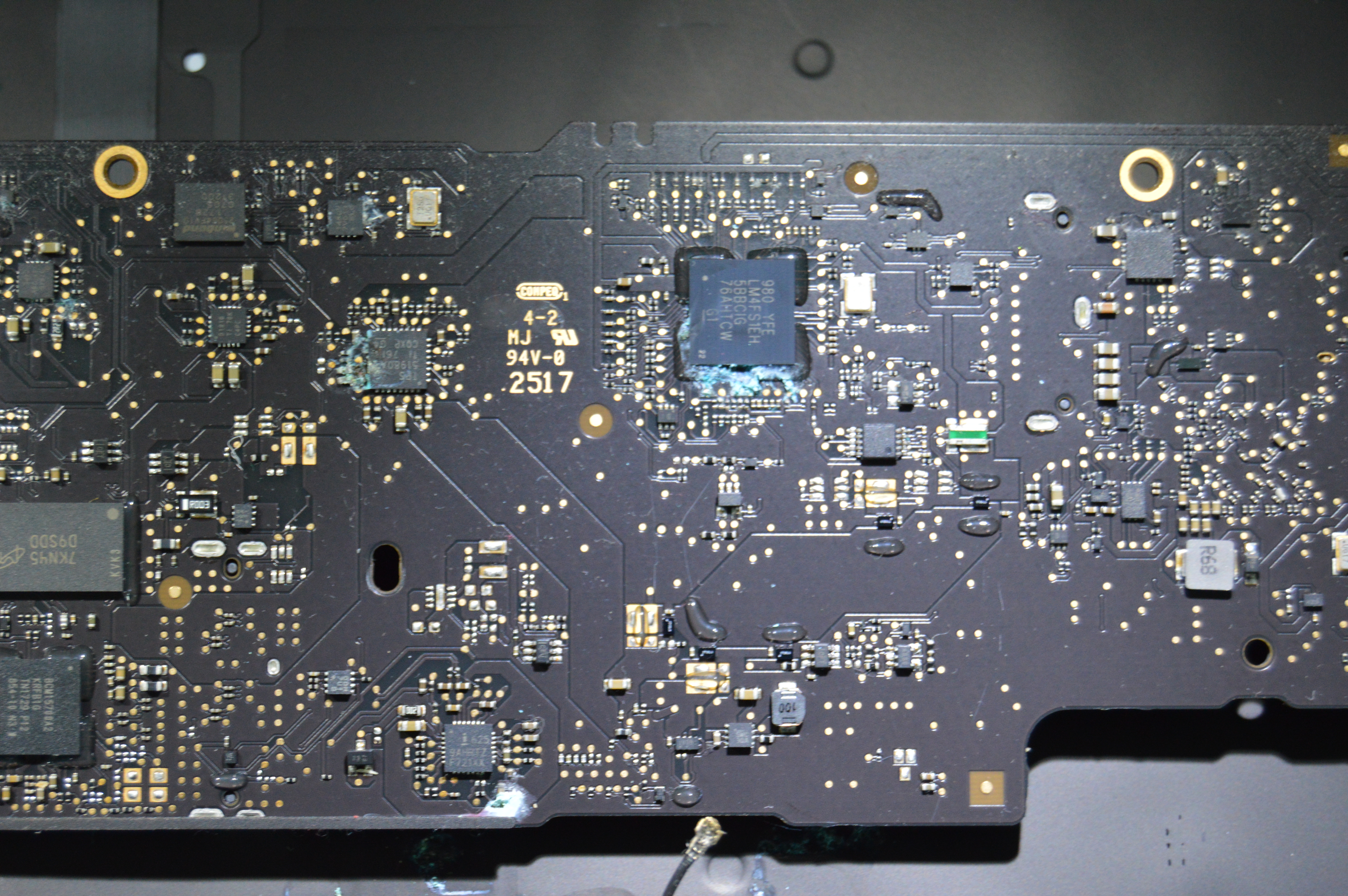 MacBook Air Logicboard mit Flüssigkeitsschaden
